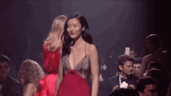 刘雯一年参加了几场时装周,刘雯时隔三年再登秀场气势依旧