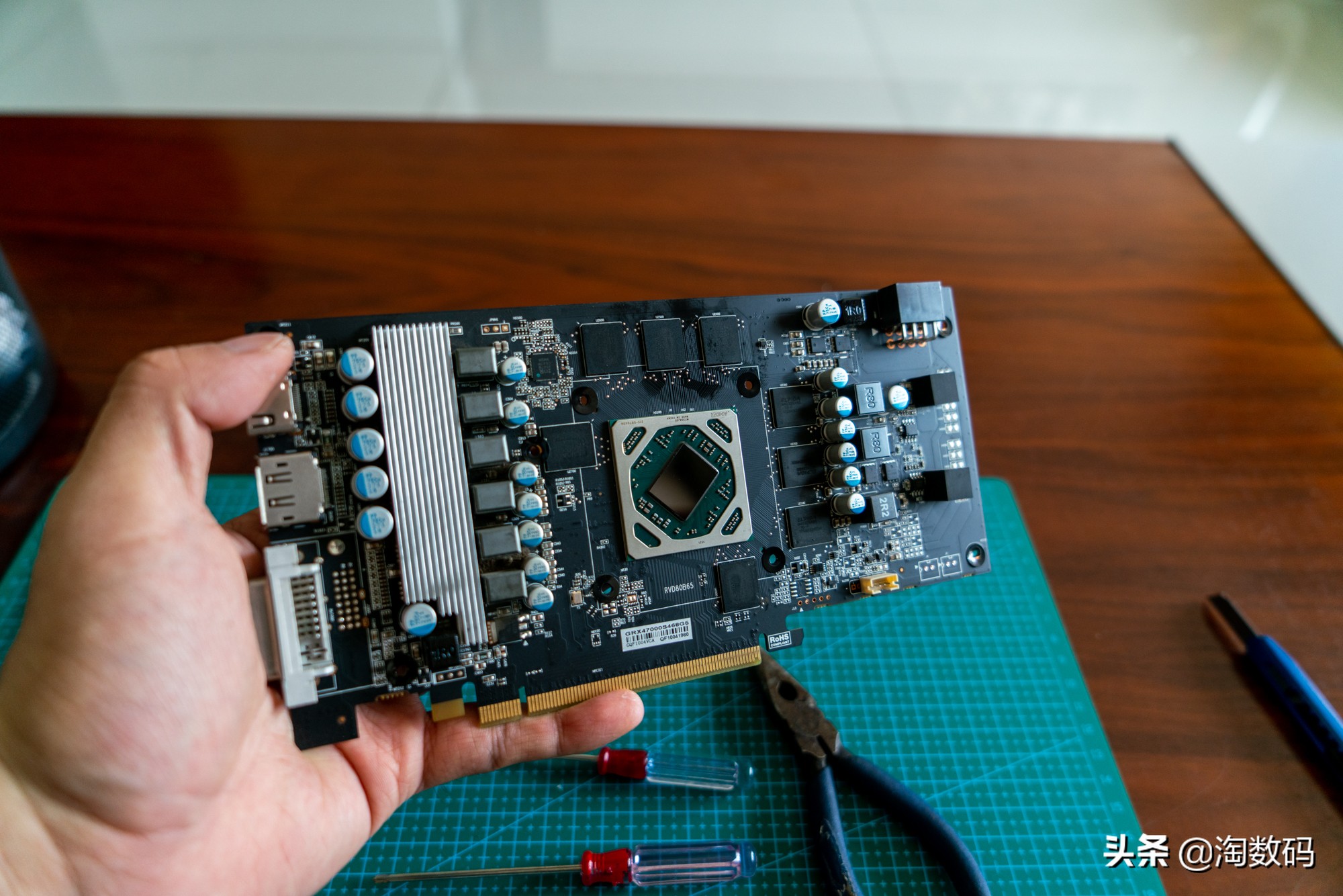 ￥399入手等效AMDRX580,2048sp的矿卡值不值？矿卡拆解烤机解析