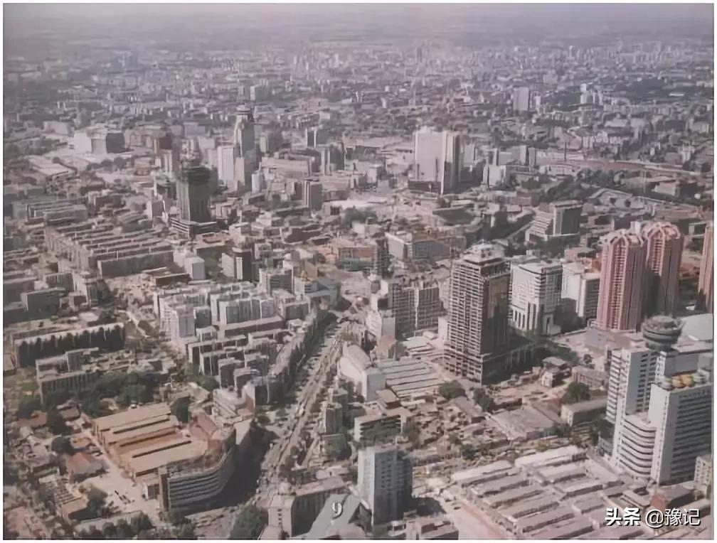 郑州十年的变化,郑州78岁老人为变年轻花30万