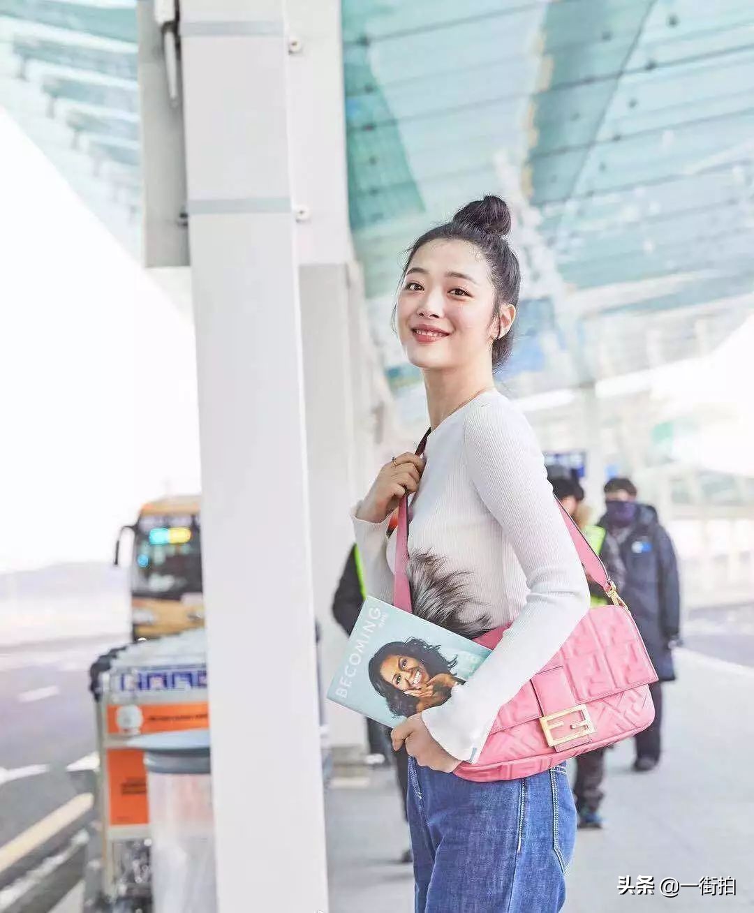 雪莉穿红西装,雪莉穿绿色吊带裙