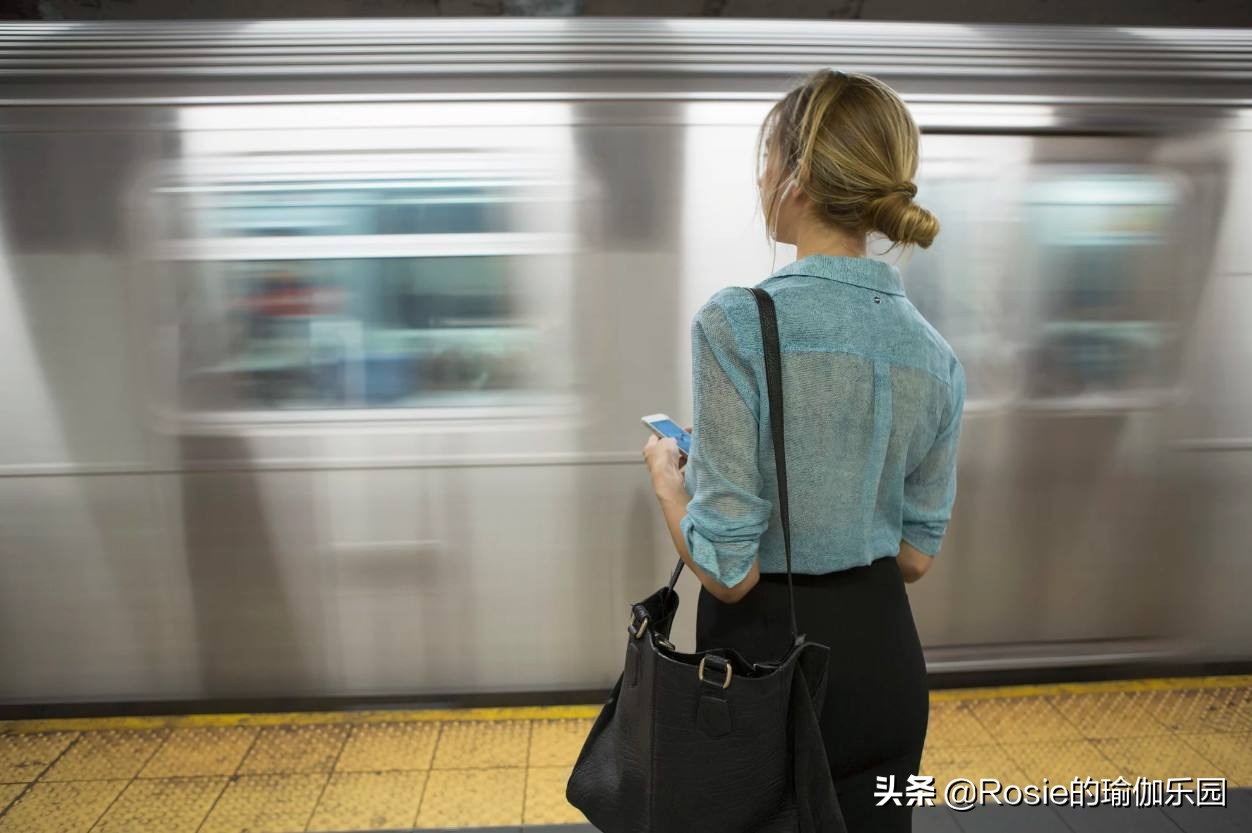 方领衣服肩带老是往下掉怎么办,穿衣服领口老是往下掉