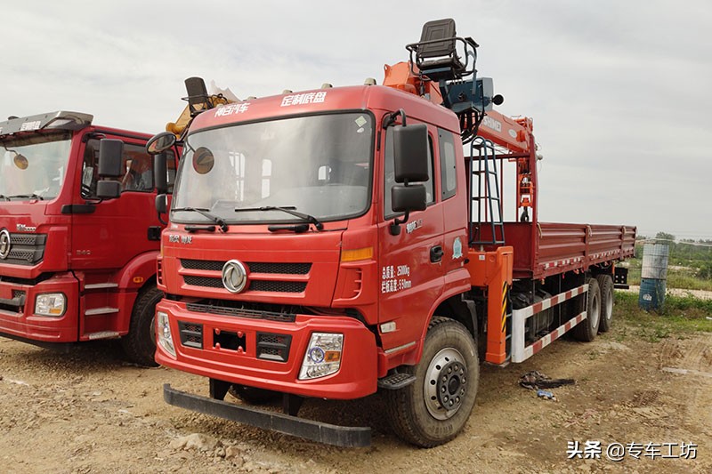 东风牌12吨石煤随车吊报价,东风御龙随车吊内饰
