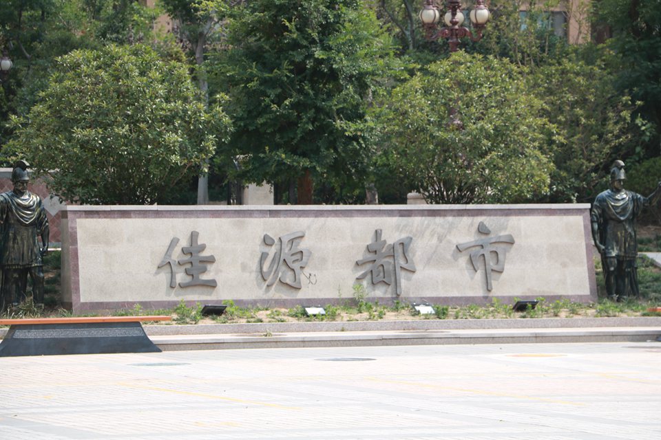 什么情况！青岛即墨正大·佳源都市“渣渣墙”用钥匙就能抠出洞