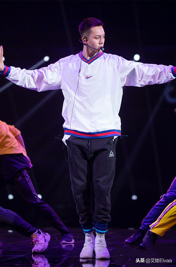 陈伟霆穿supreme黑色,陈伟霆宠爱里面同款连帽外套