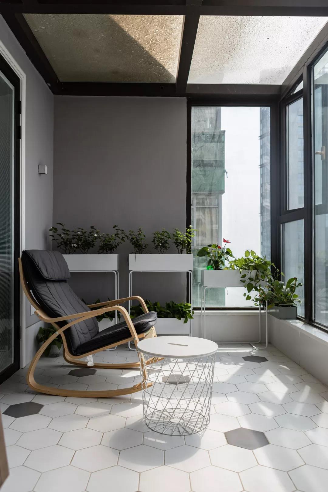 「恋·家」生活不需要太空旷，于是他们决定把家“变挤”