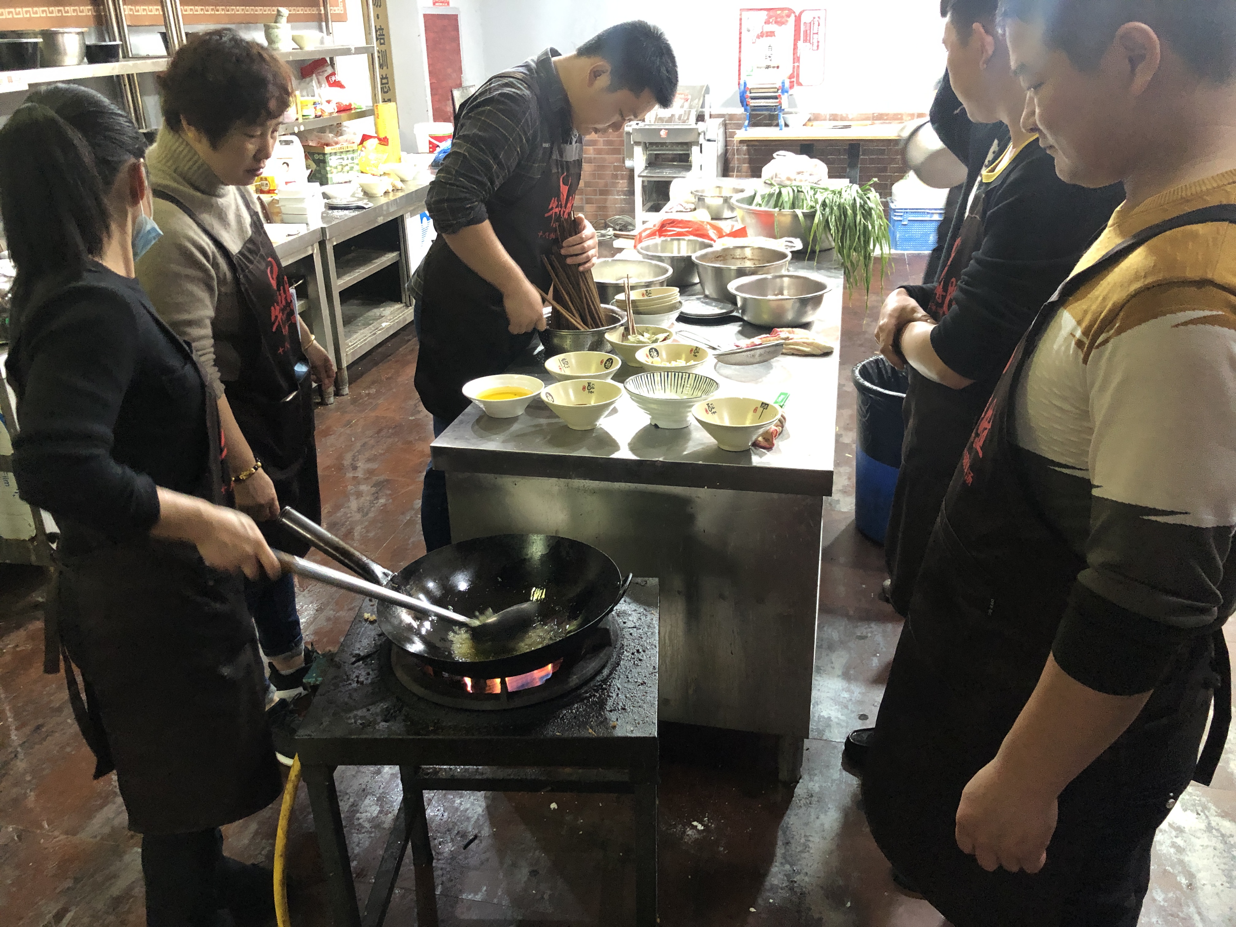 80后大叔辞职摆摊,80后大叔辞职卖小吃