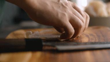 这么大的蟹粉灌汤包你吃过吗,用蟹粉烹制美味可口的蟹粉汤包