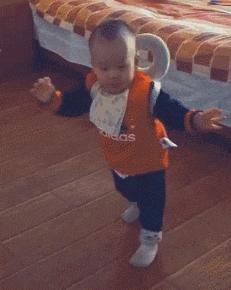 是谁？把我的足球换成实心的了？疼啊