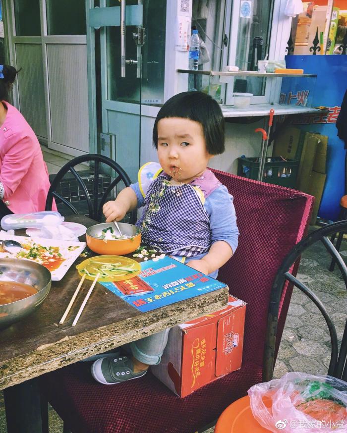 疗愈无数人的吃货小蛮长大不少，摇身一变成行走的表情包