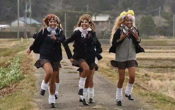 “可怕，中国女孩被JK制服绑架了”