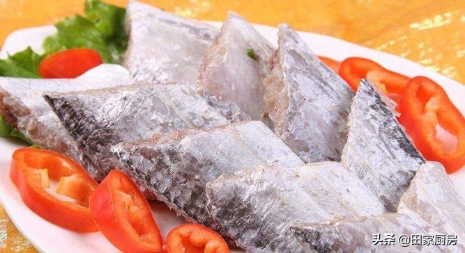 煎鱼不粘锅不破皮的2个技巧,怎么煎鱼会不粘锅这里有小妙招