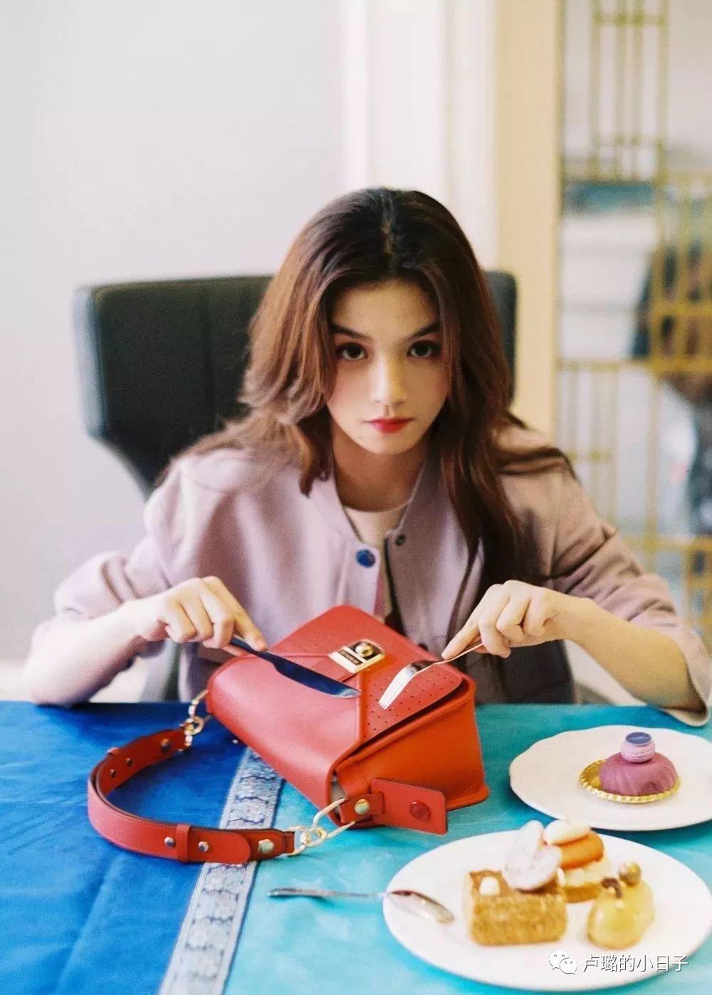 最有权势的德国总理天天背的千元包,这个法国的品牌到底多好用