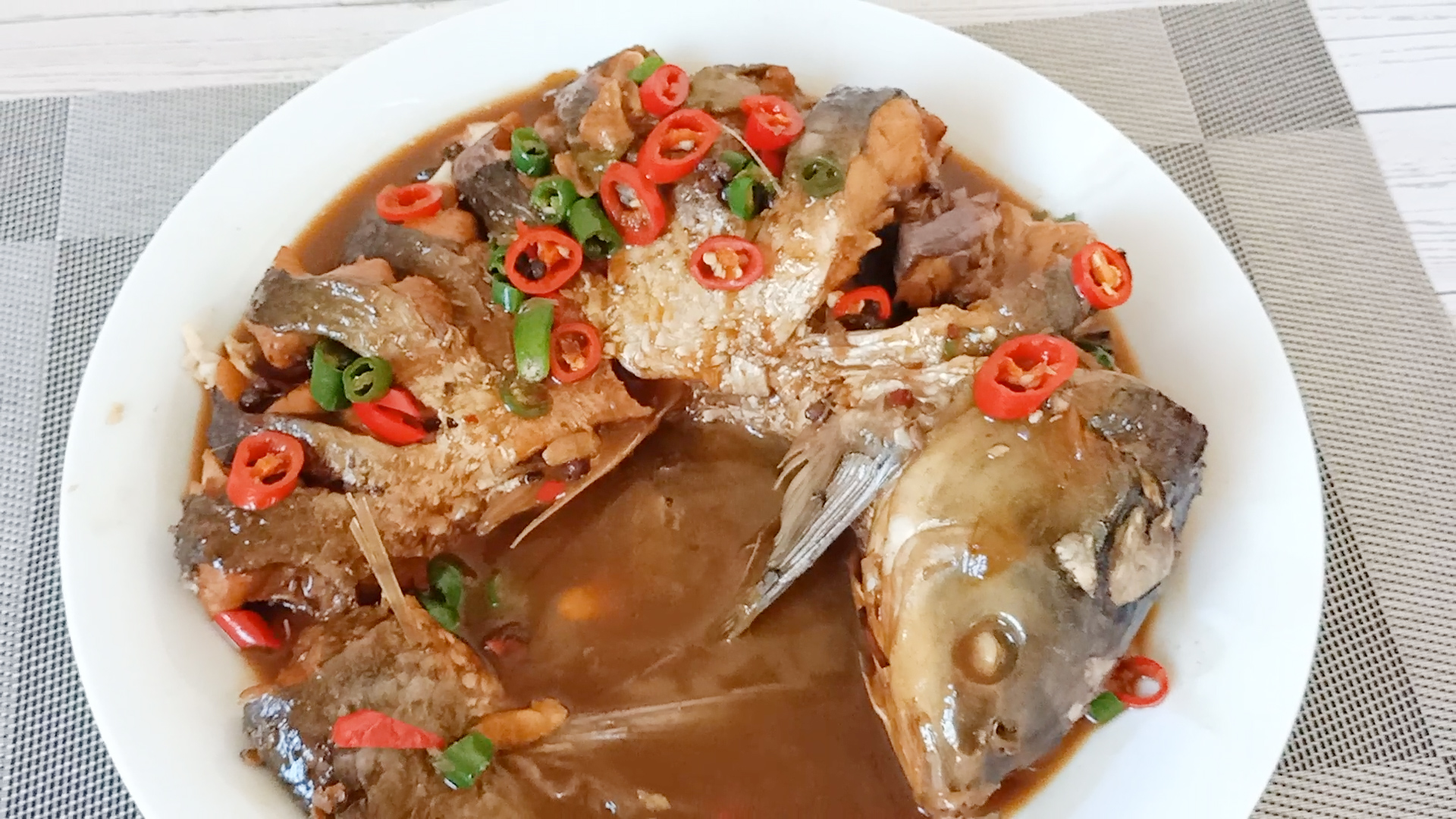 炖鱼一般用什么鱼好吃,不论炖什么鱼最忌放这2种调料