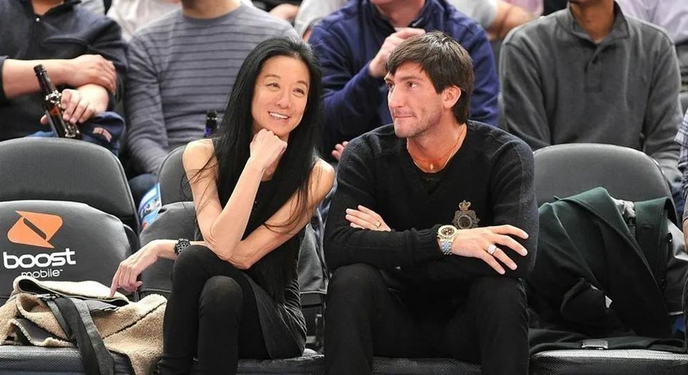 身价40亿，男友小她36岁：72岁“婚纱女王”比邓文迪厉害多了