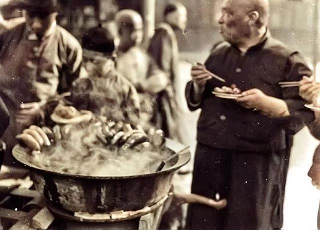 吃着共和锅，喝着烧刀子，萍水相逢的人们在寒风中吃出了温暖