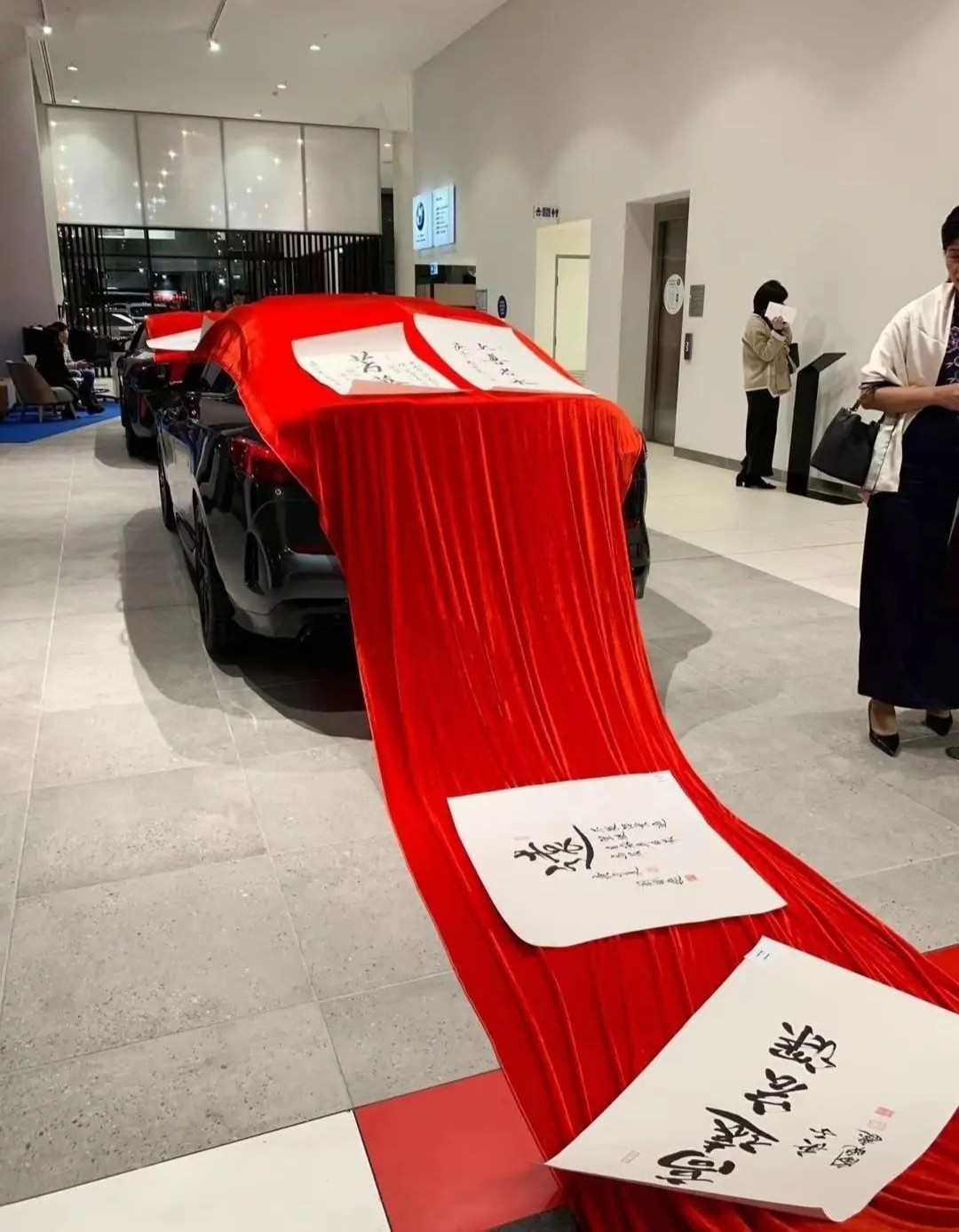 刘晓庆一手戴一个翡翠手镯,刘晓庆办书法展究竟是为了什么