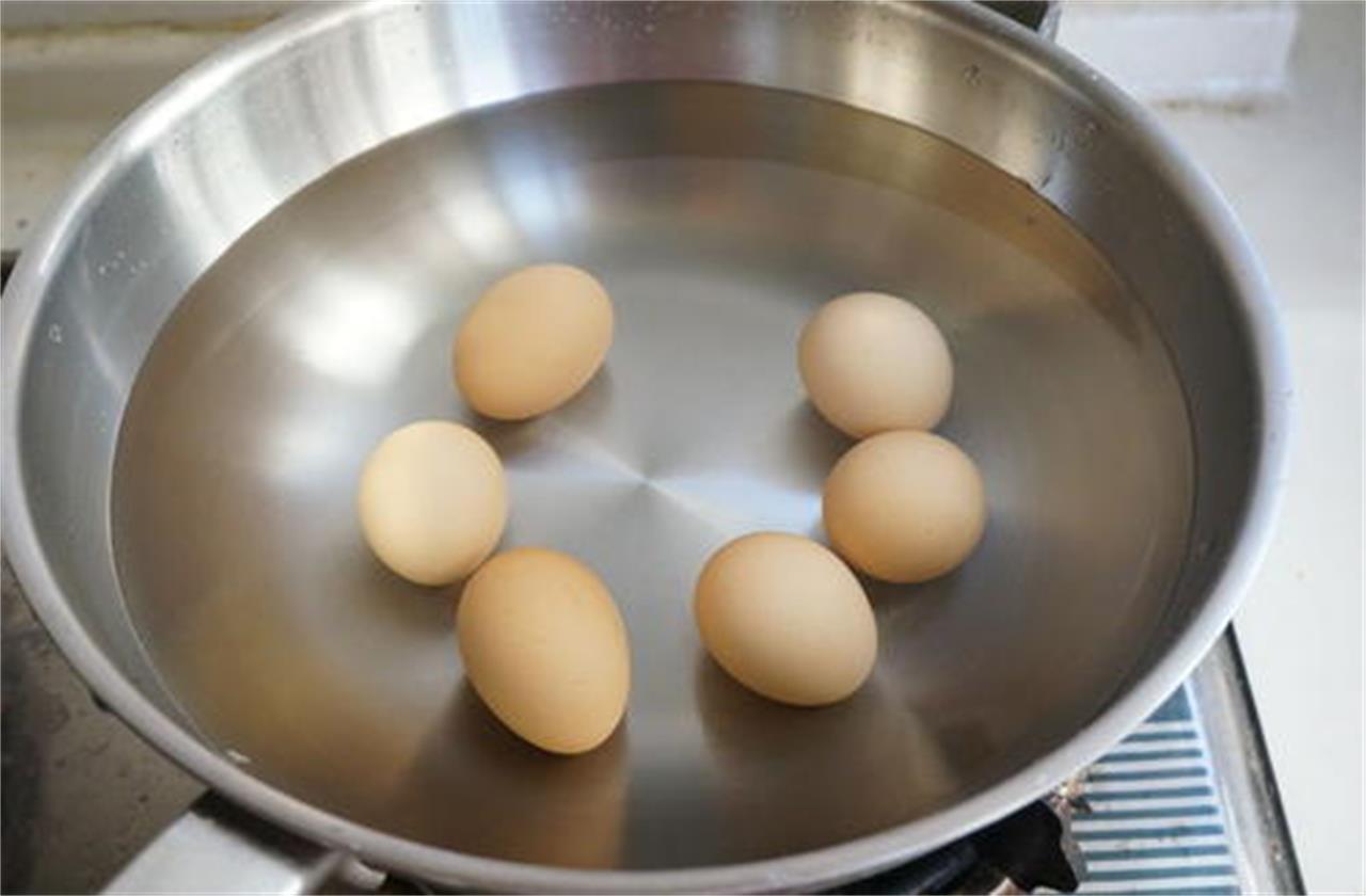 腌鸡蛋时，只会加盐就错了，多加这3步，个个流油又起沙