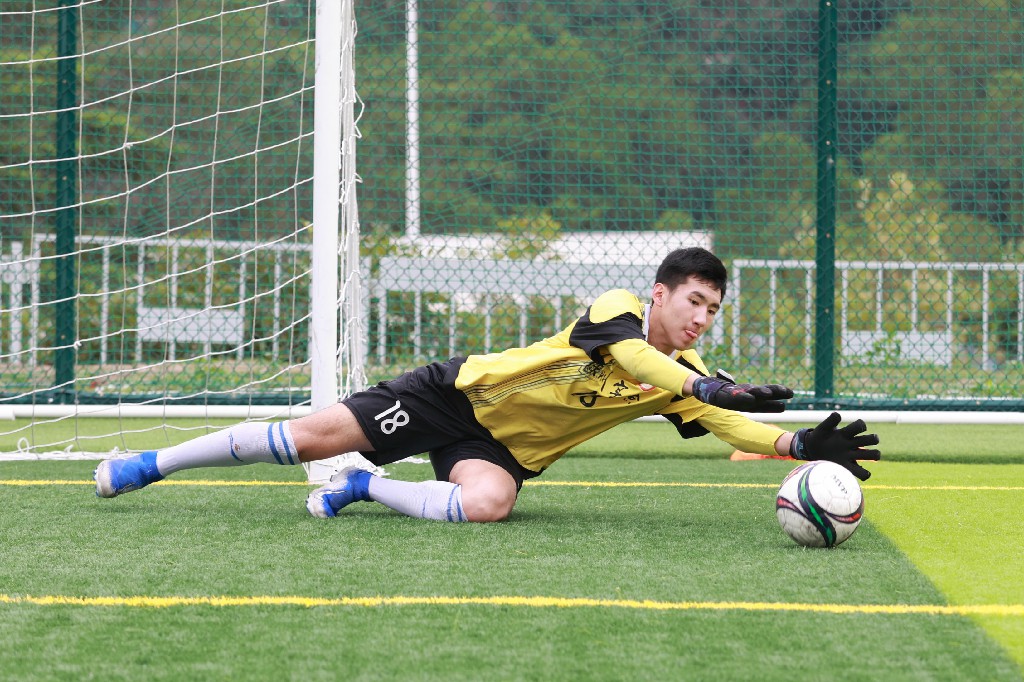 刘云飞教青少年守门员技术动作,刘云飞扑救视频