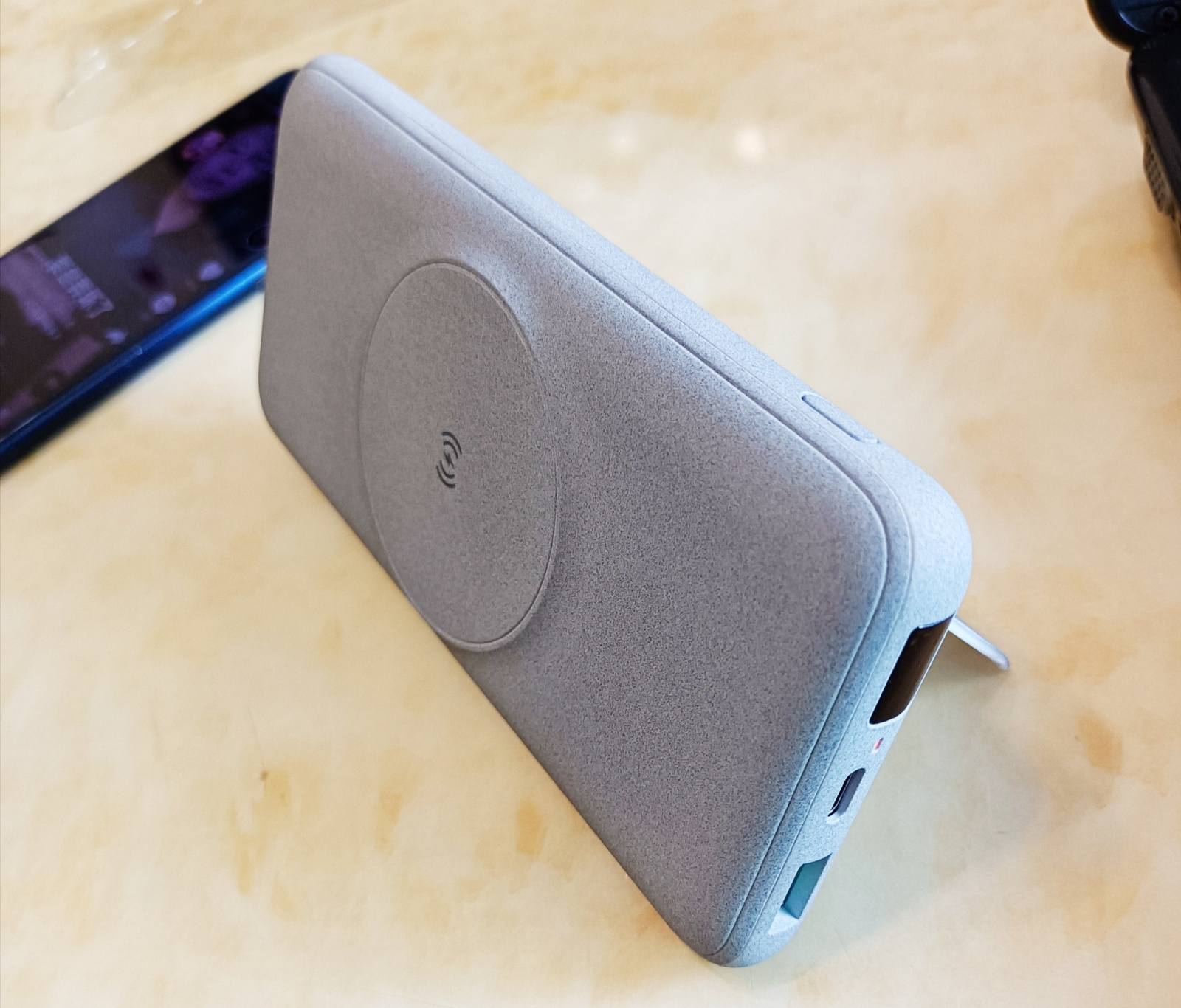 magsafe磁吸充电宝可否吸安卓手机,无线磁吸式充电宝评测安卓