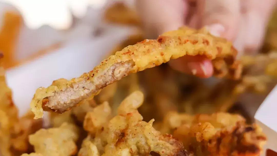 藏在厦门老社区的夫妻炸料摊，20元吃遍鲨鱼鸡腿醋肉菜丸