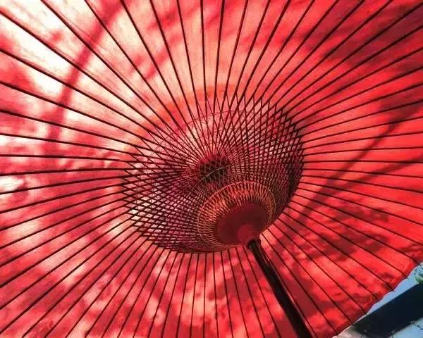 美丽的油纸伞江南水乡独特的风韵,撑一把油纸伞感受一种朦胧的美