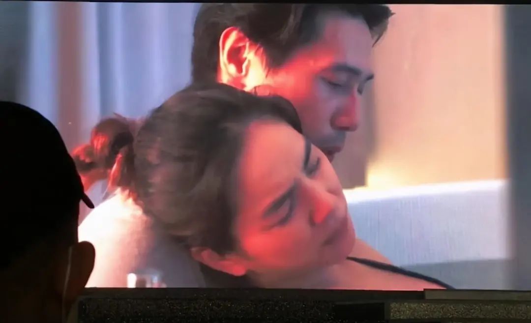 ella直播生宝宝,ella被曝水中分娩