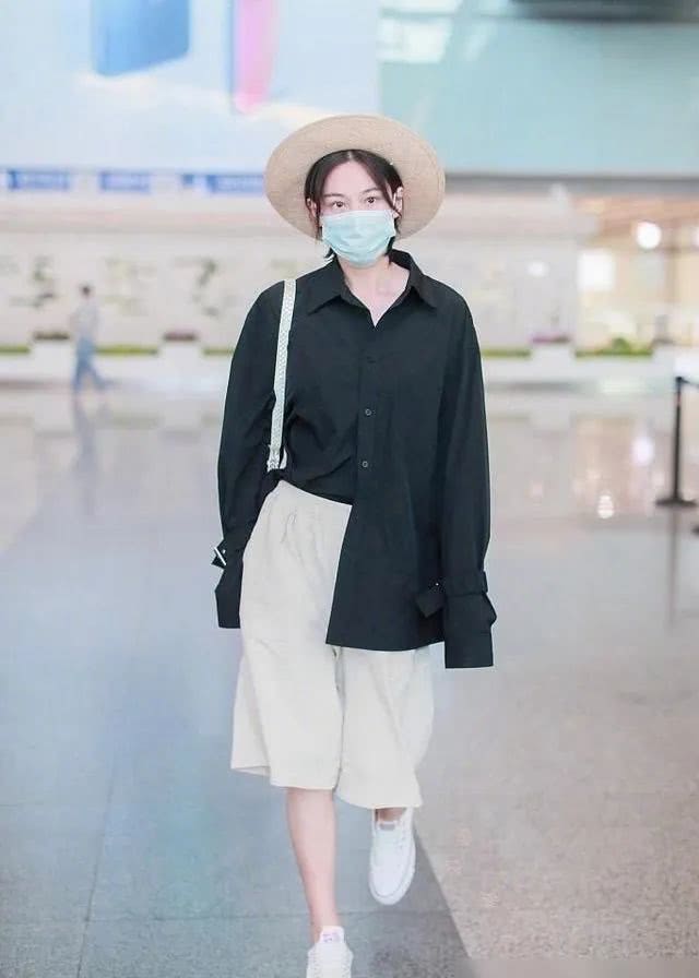 张馨予穿绿色披肩晒照显娇羞,婚后张馨予穿衣风格大变