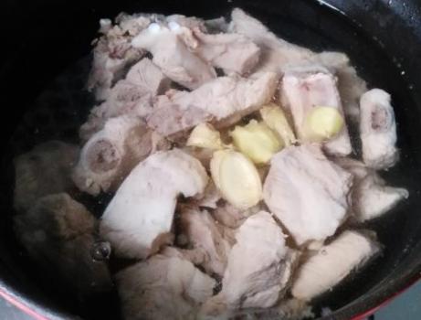 炖排骨汤什么时候放油,炖排骨汤先放盐了怎么办