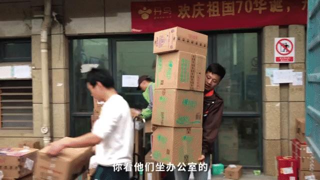 泪奔快递员,泪奔外卖小哥瑟瑟发抖泣不成声