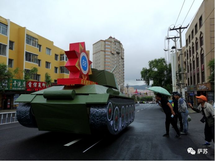 外国坦克上路霸气视频,国外坦克开在马路上
