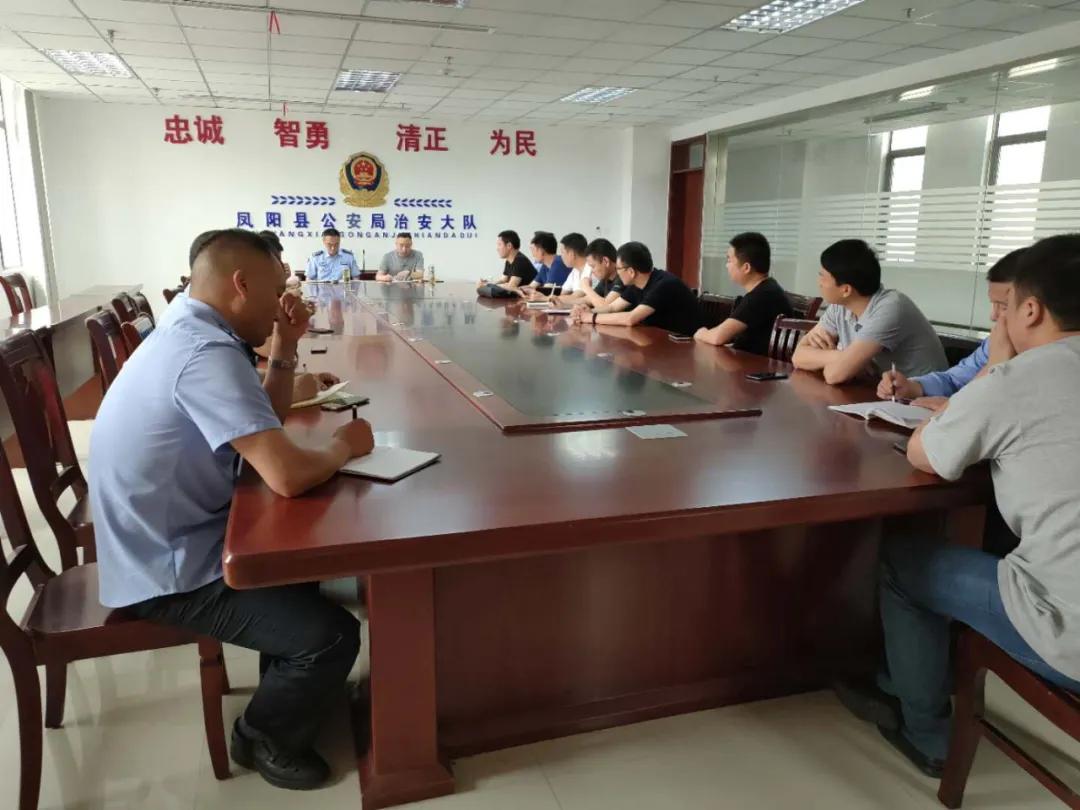 警方捣毁卖谣窝点现场视频,捣毁网络贩枪团伙