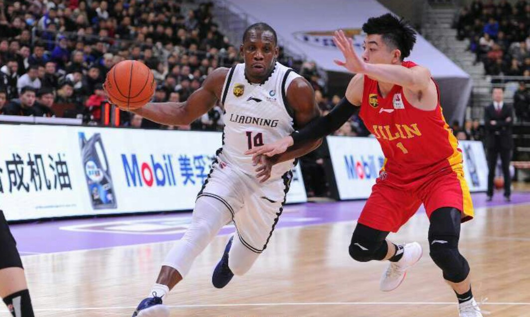 为何一些球员喜欢穿两双袜子比赛？其中大有门道CBA允许吗？