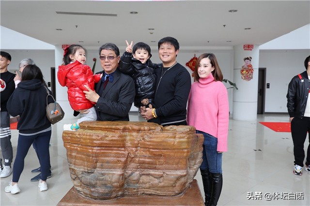 51岁范志毅为恩师庆生,4岁美国籍女儿颜值高,为师公切蛋糕