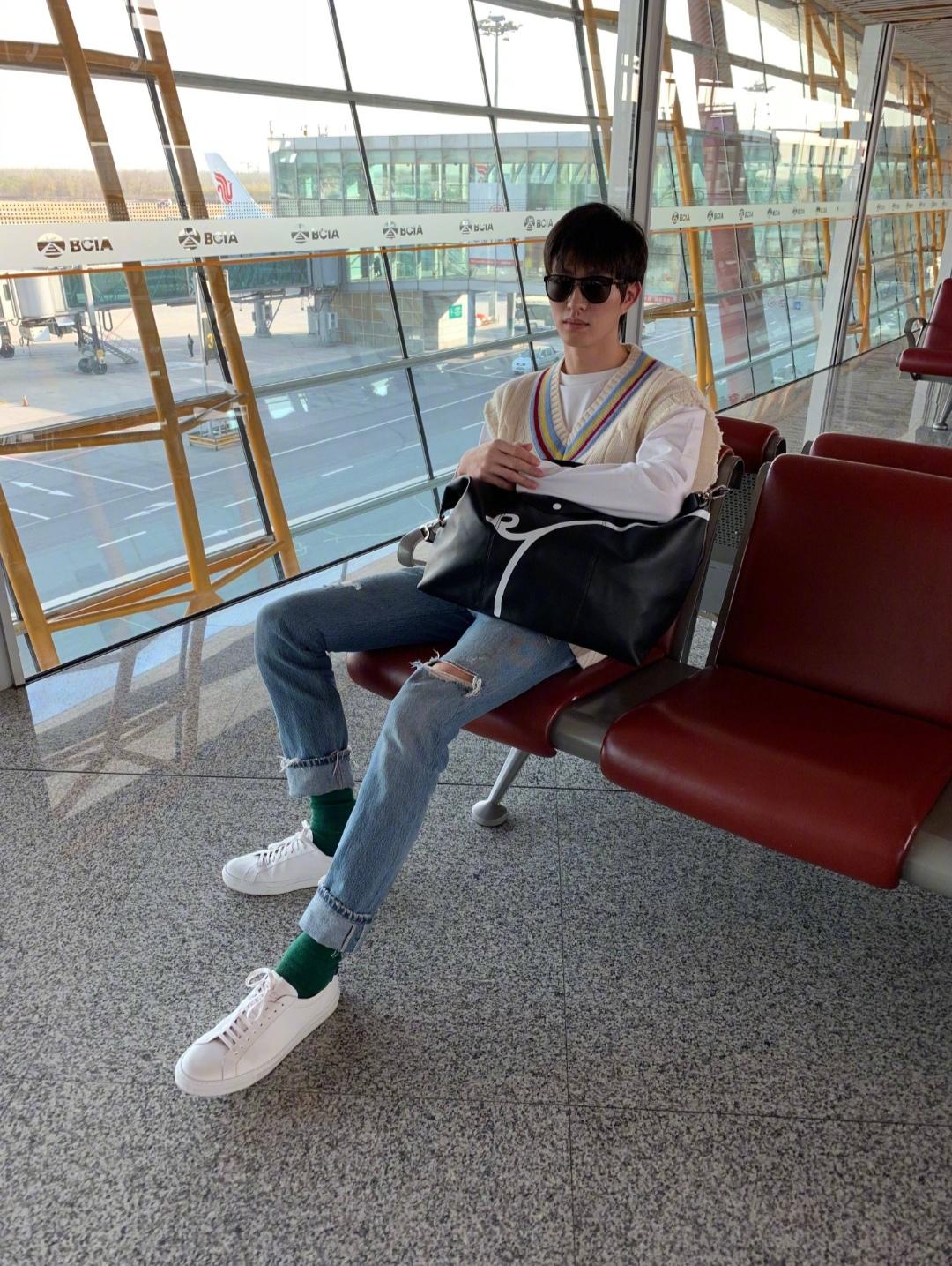 金大川凹造型摆高级脸，但裤子上的小瑕疵证明：他比张亮更接地气