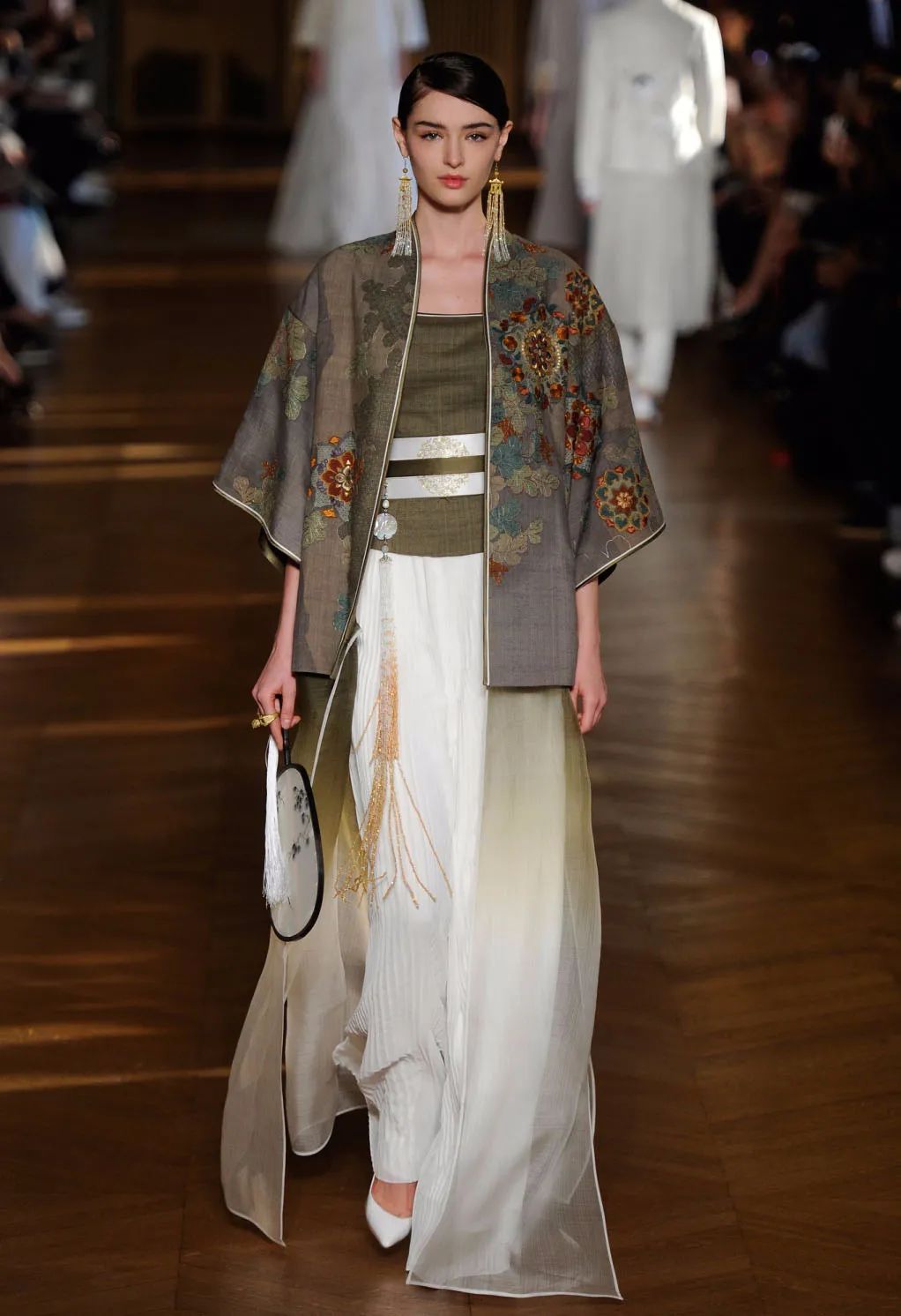 满大街都是浓浓的过节气息,满大街都是国风的衣服