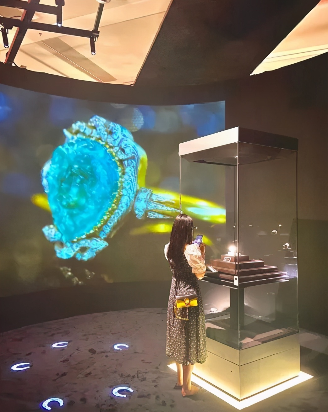 深圳灯光秀与武汉灯光秀,春光无限好深圳