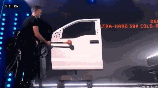 特斯拉皮卡车祸现场,特斯拉防弹车窗砸破后续