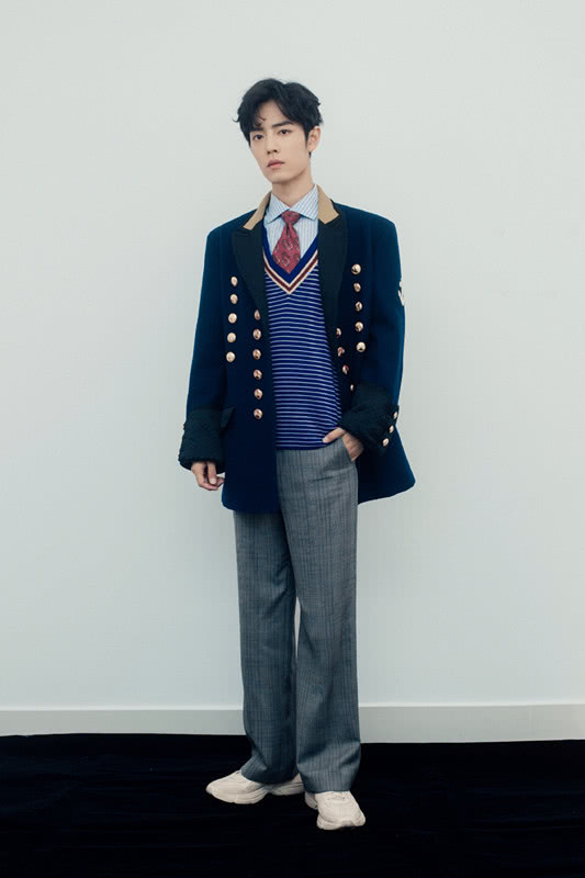 肖战最新条纹西装造型,肖战2019芭莎慈善夜晚会后台回眸