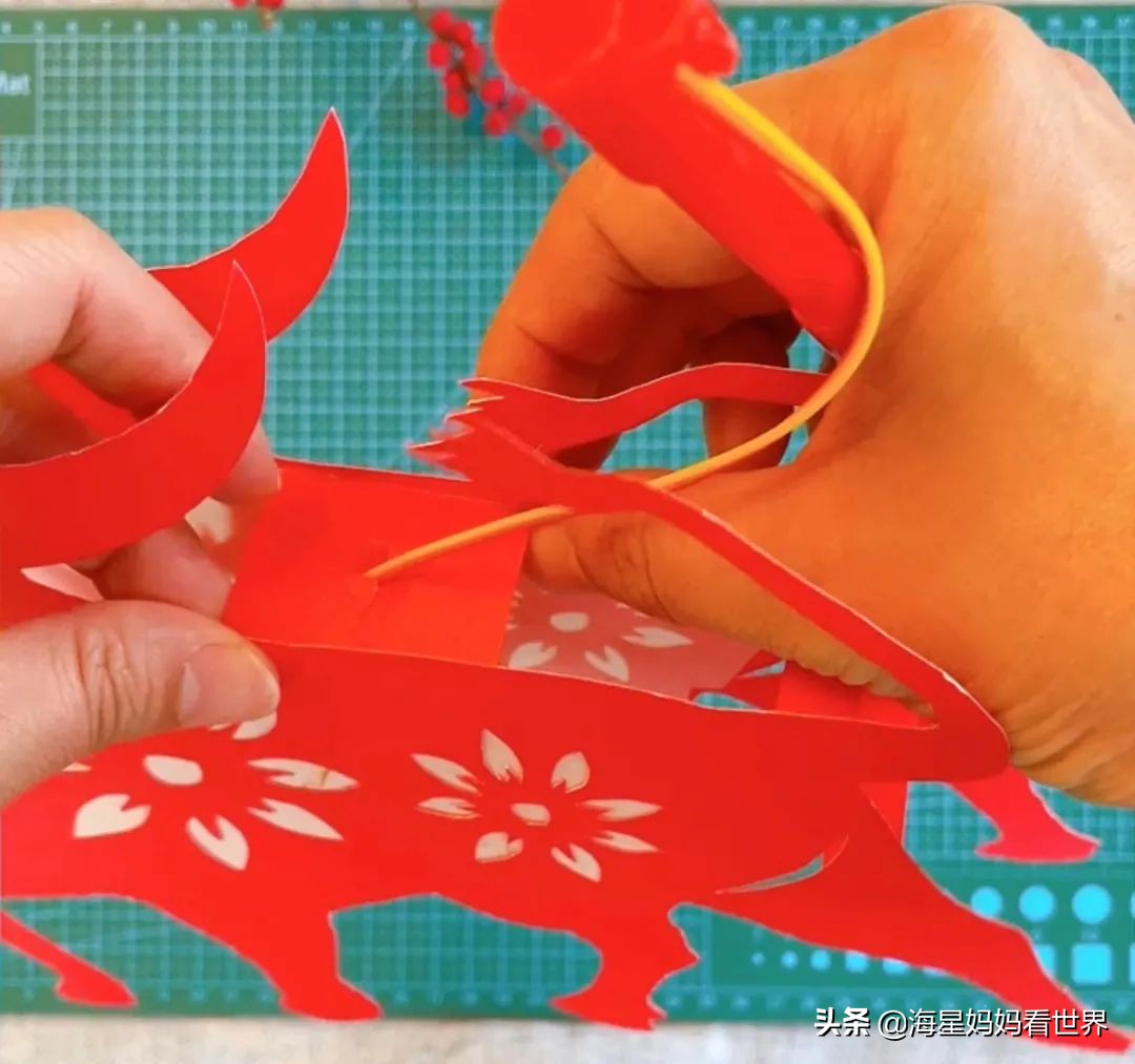 春节喜气洋洋大红灯笼高高挂,红红火火喜气洋洋百家姓灯笼