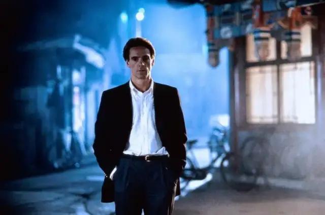 他是《洛丽塔》男主，畸形恋专业户，也是禁欲系不老男神