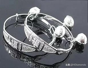 父母送孩子银饰,小朋友送银饰