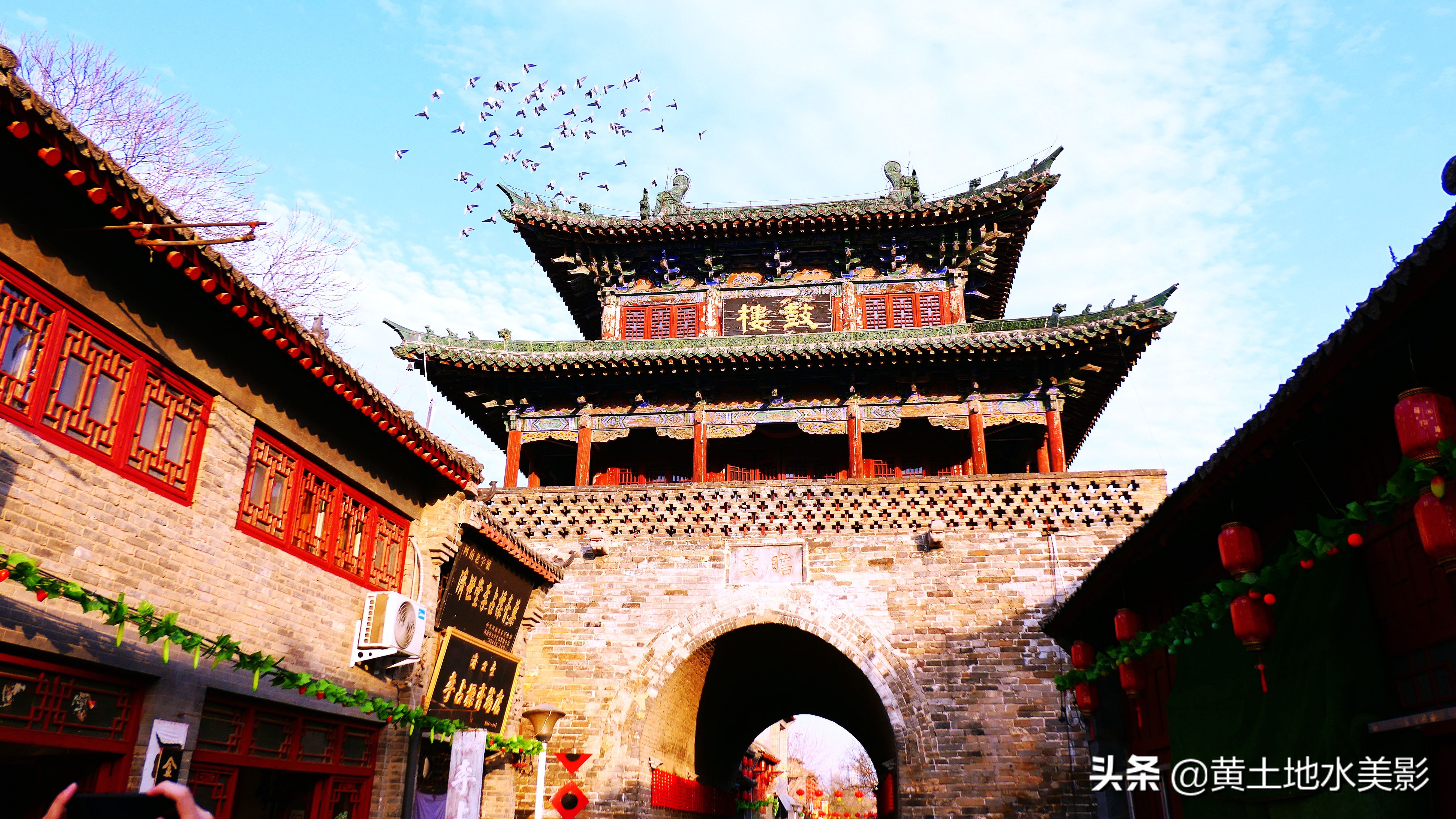 一群鸽子绕鼓楼盘旋,一家老外吃在洛阳,漫步在洛阳老城的街上