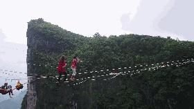 990米峡谷险峰翼装飞行、世界级大咖齐聚桥牌公开赛…湖南都市现场直播