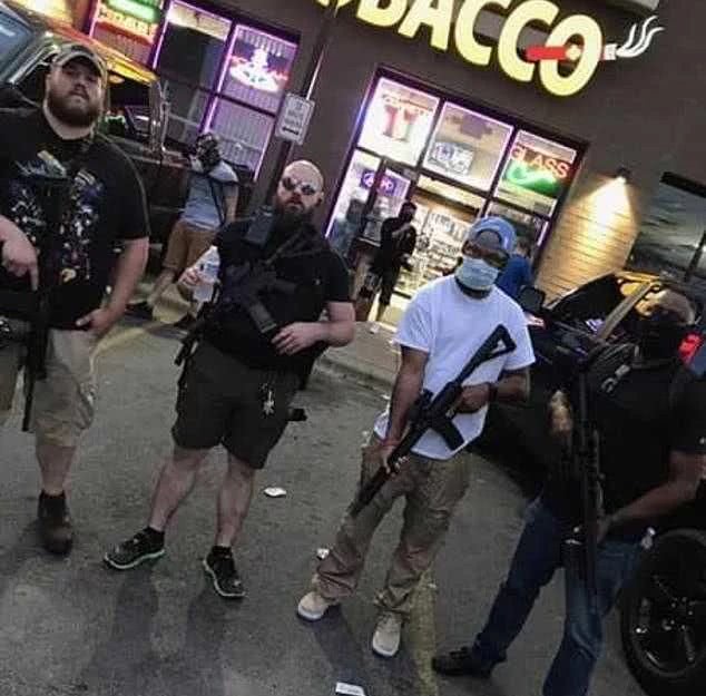 真实的流血大促销！美国骚乱不断升级，俄国AK步枪乘机打折销售