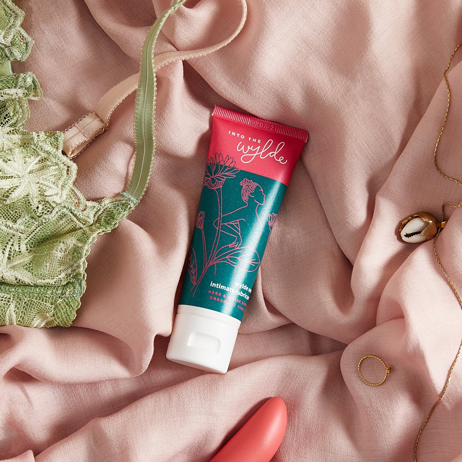 IntheWylde女性润滑剂品牌包装设计via:ClaireHartley