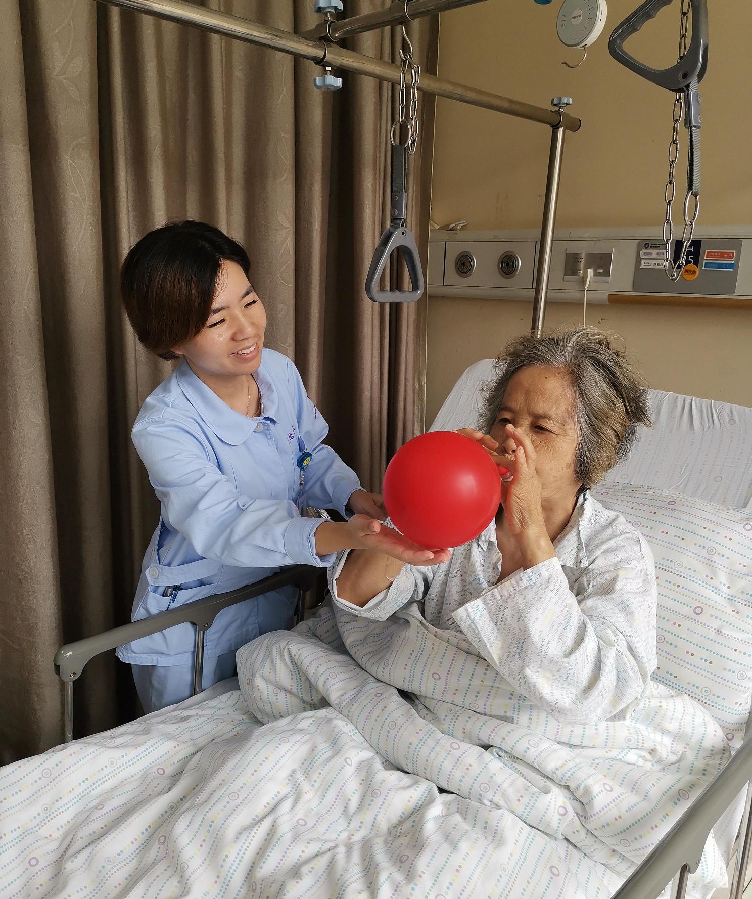 儿童医院吹气球,吹气球原来也能治病