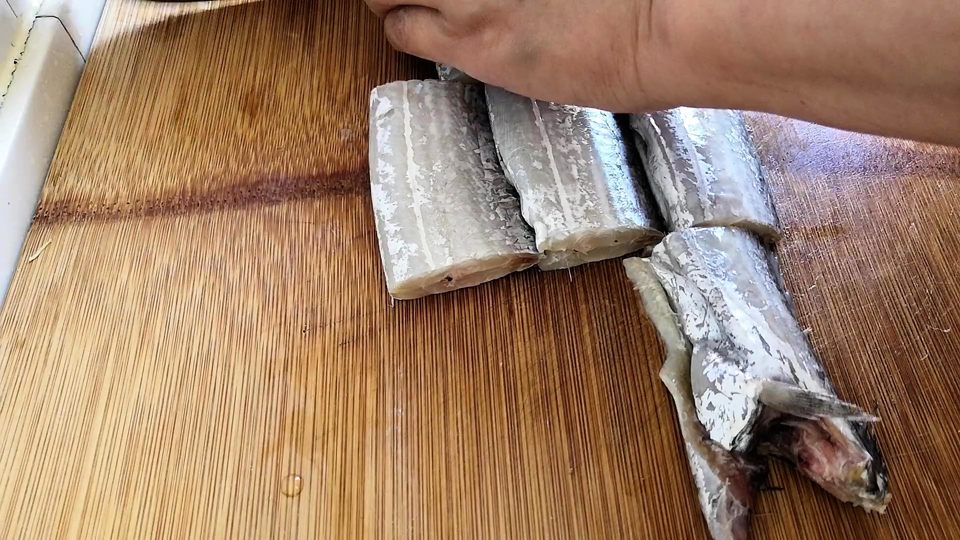 家常红烧带鱼甜口的怎么做,简单又好吃的红烧带鱼怎么烧