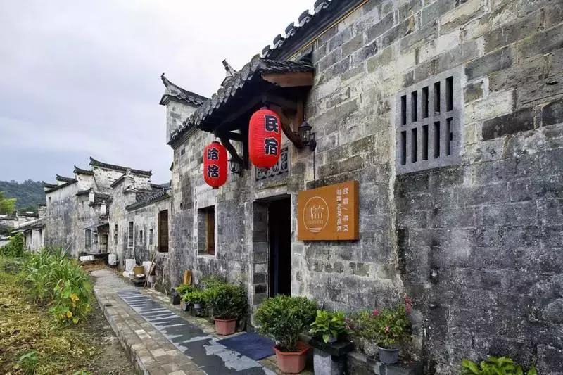 山崖上的徽派民宿,民宿古香古色的徽派民宿