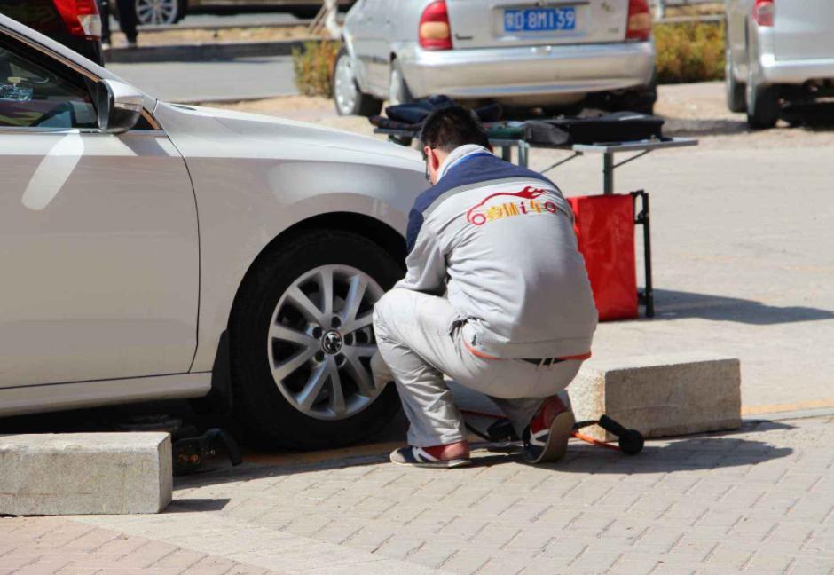 汽车轮胎坏了这样去补胎，自己动手，几招就能学会