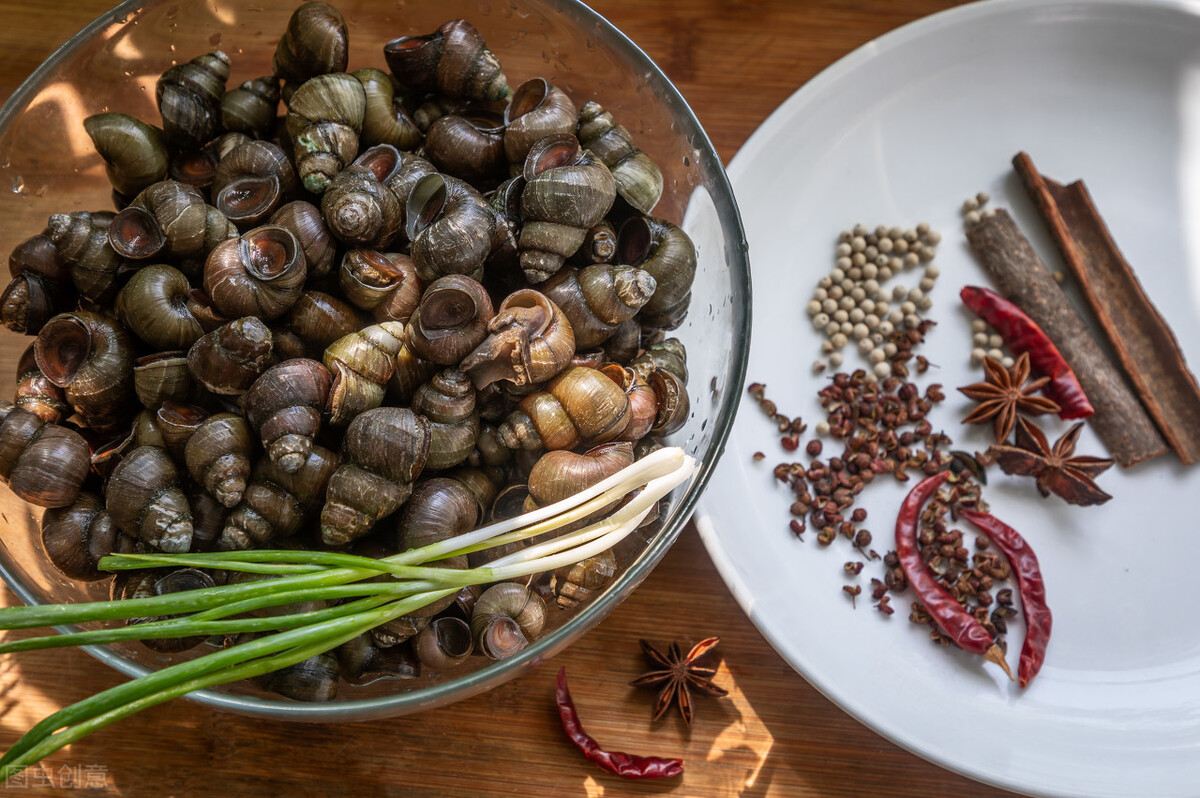 洗田螺的时候水溅眼里了,小田螺怎么吐泥沙最快最干净